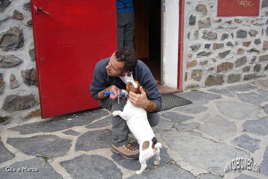 14-Coccole e baci.jpg